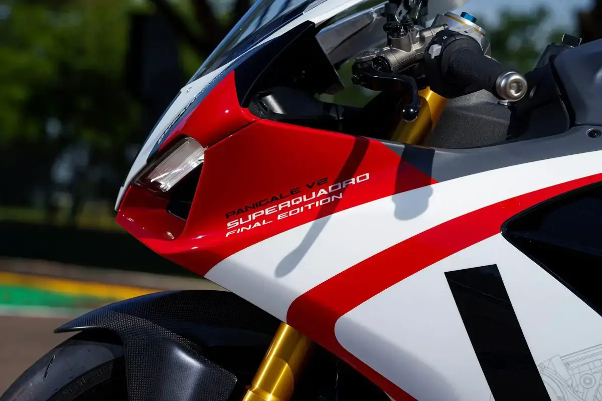 2025 Ducati Panigale V2 Superquadro Final Edition4 1200x800 1