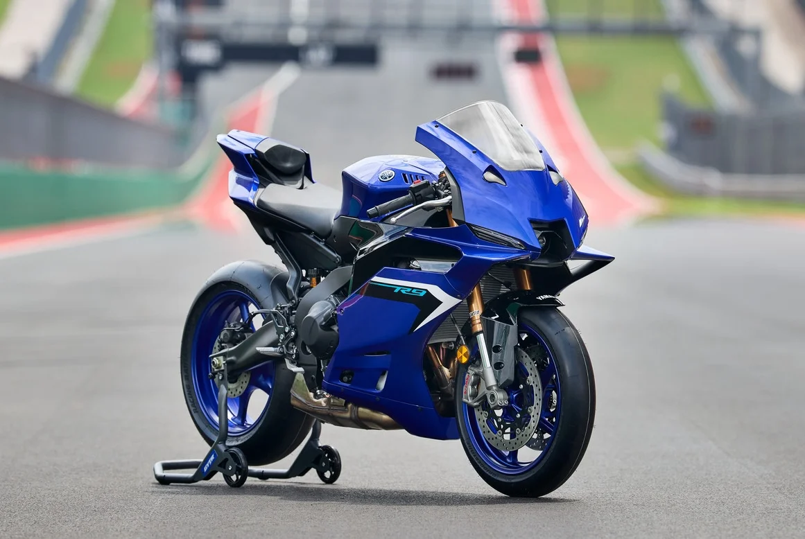 2025 YZF-R9 modeliyle yenilikçi bir soluk getiriyor
