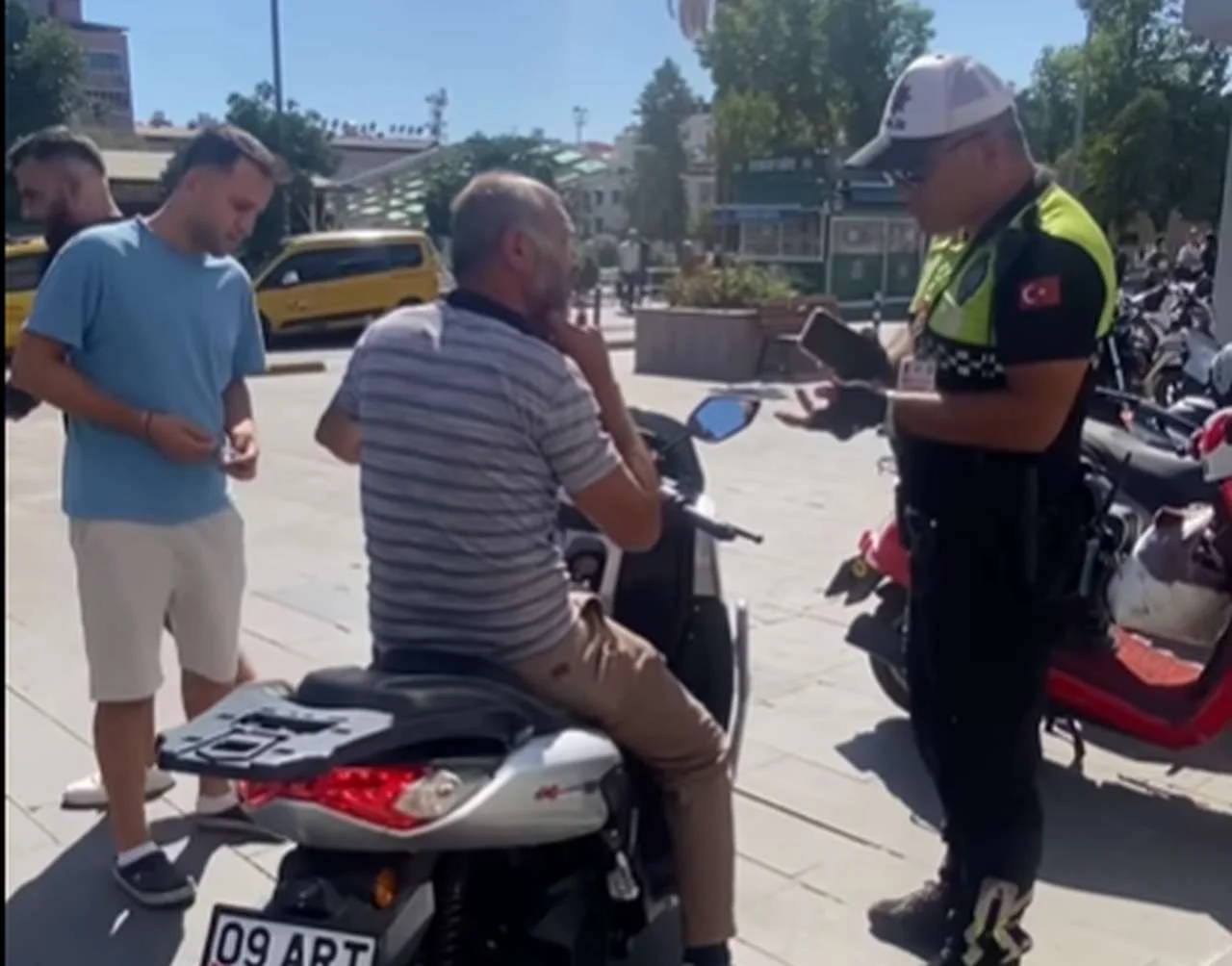 Kaldırıma Parkendenlere Cezayı Kesti