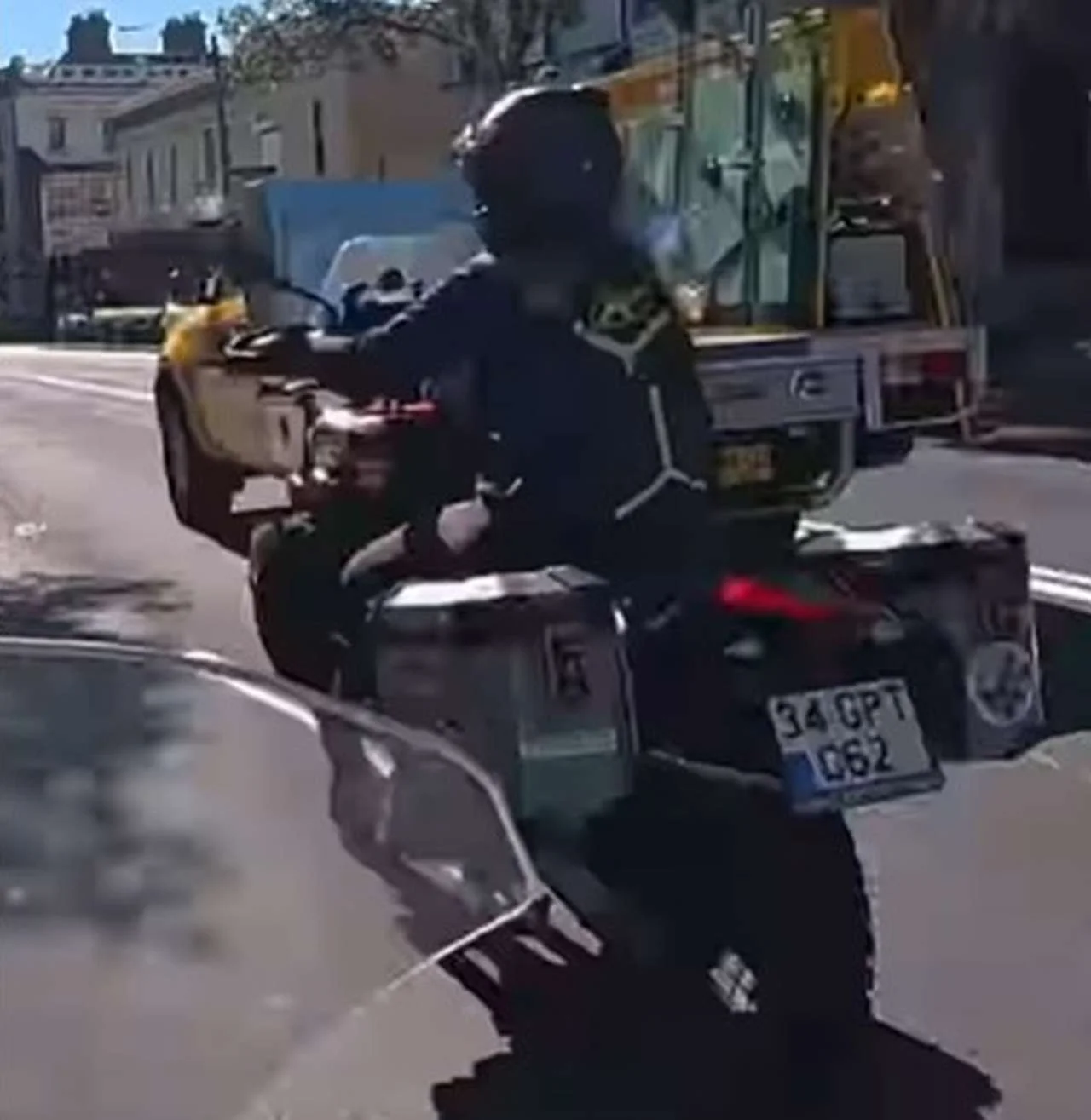 Dünyayı Gezen Türk Kadınla Karşılaşan Öğrenci Türkler