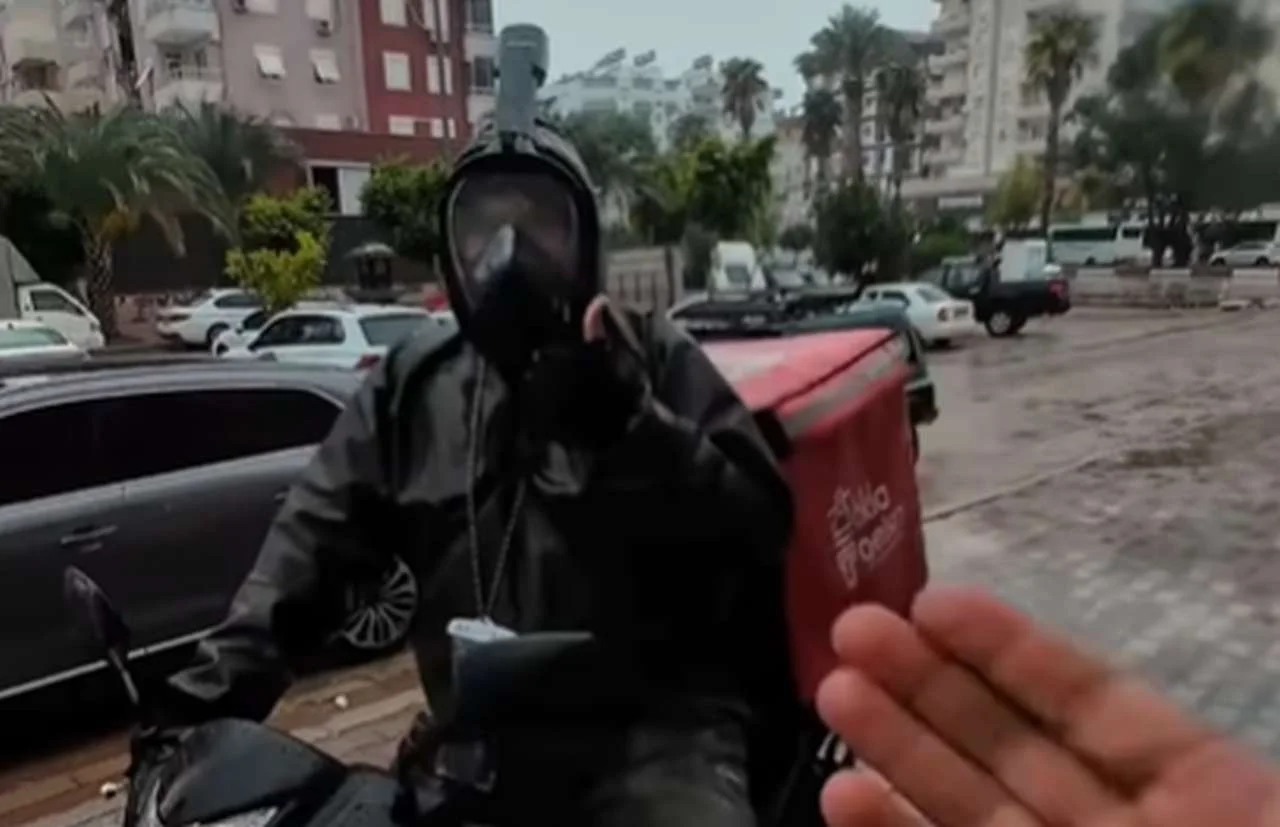 Şnorkelle paket atan kurye